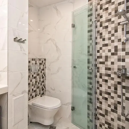 Greek Quarter Flat Two Br Next To Sea Garden Apartment *