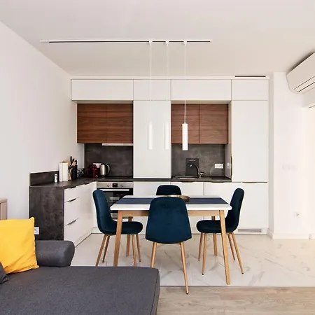 Greek Quarter Flat Two Br Next To Sea Garden *